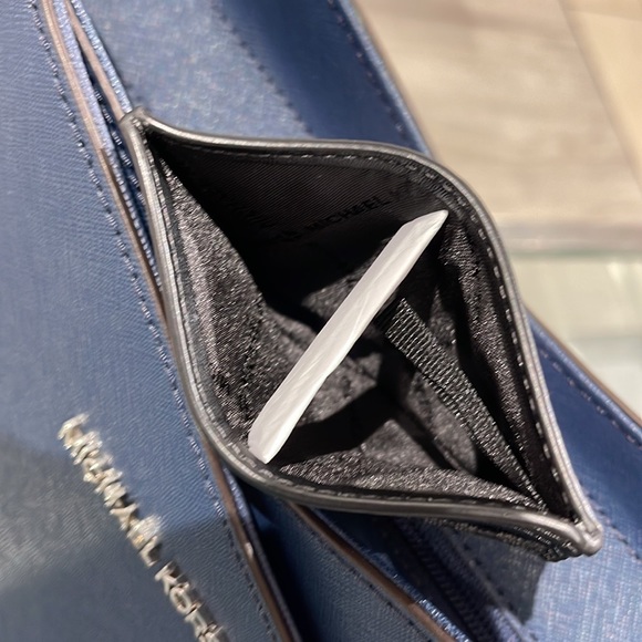 MICHAEL KORS MENS
Cooper Graphic Logo Tall Card Case
Style# 36S3LCOD2B
PINK - Picture 8 of 16